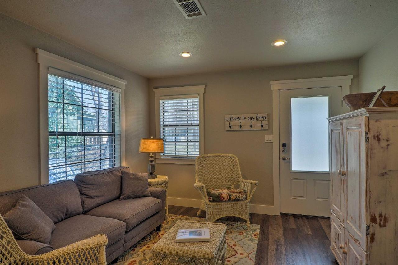 Cozy Home Blocks To Georgetown Square And Su! Exterior photo
